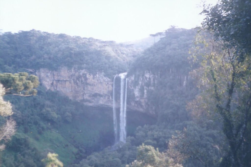 Cascata do Caracol vista da estrada para o Parque da Ferradura, em Canela, RS.