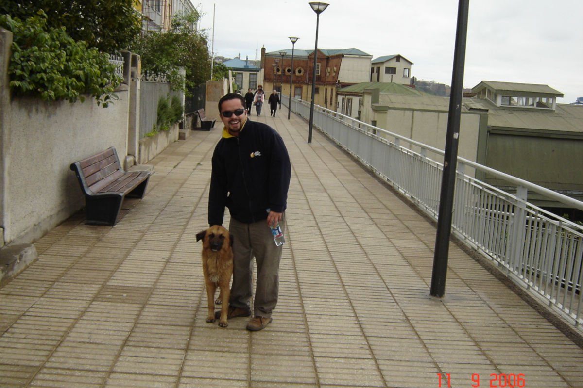 Nosso guia com um "perro" de rua durante passeio no Paseo Gervasoni.