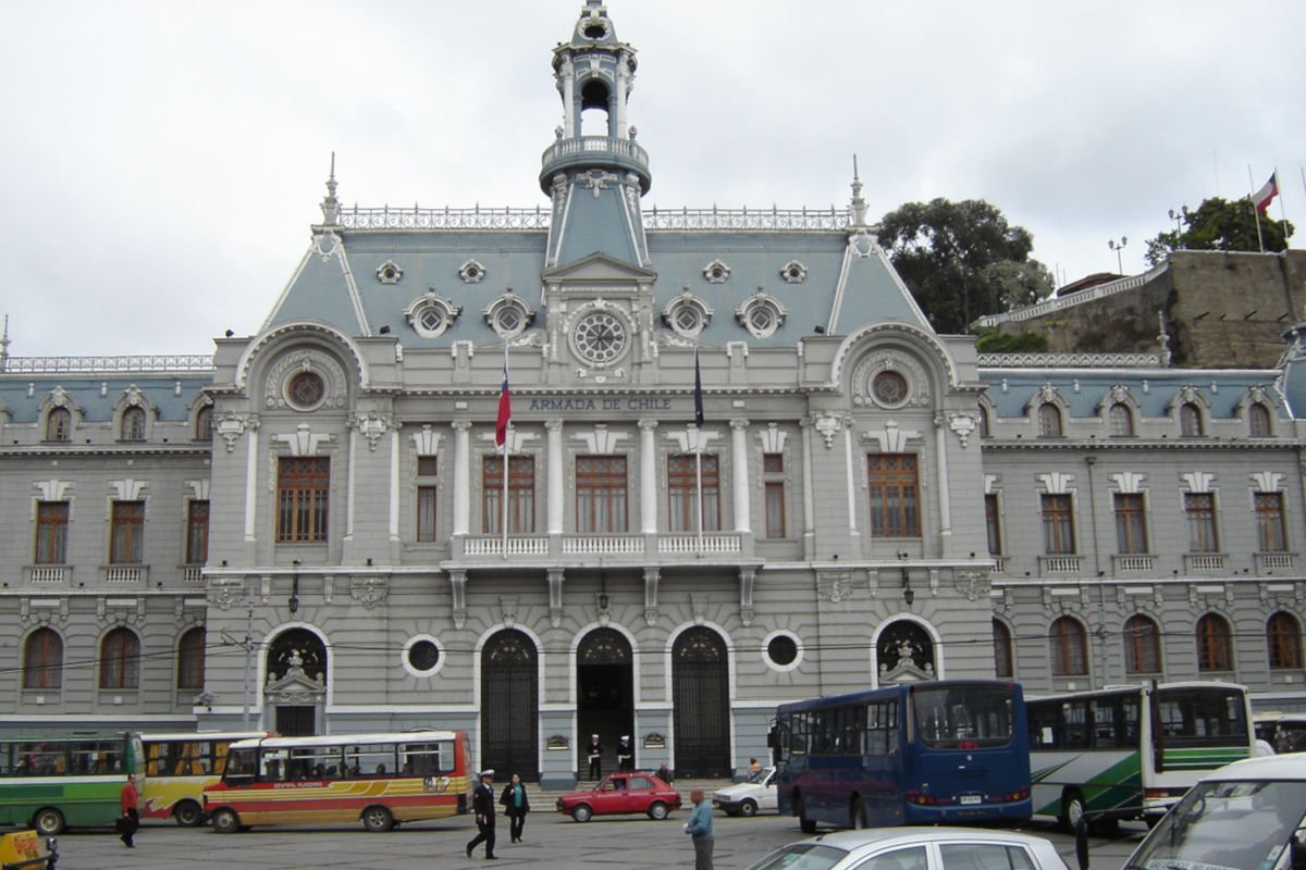 Edifício da Armada de Chile no entorno da Praça Sotomayor.