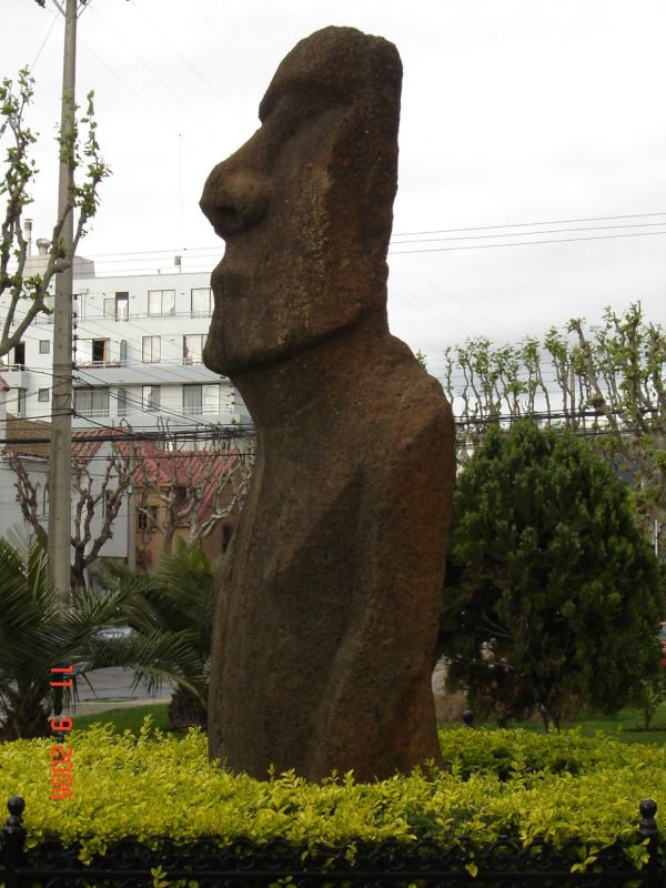 Estátua monolítica de pedra Moai da Ilha de Páscoa exposta em frente ao Museu Fonck.