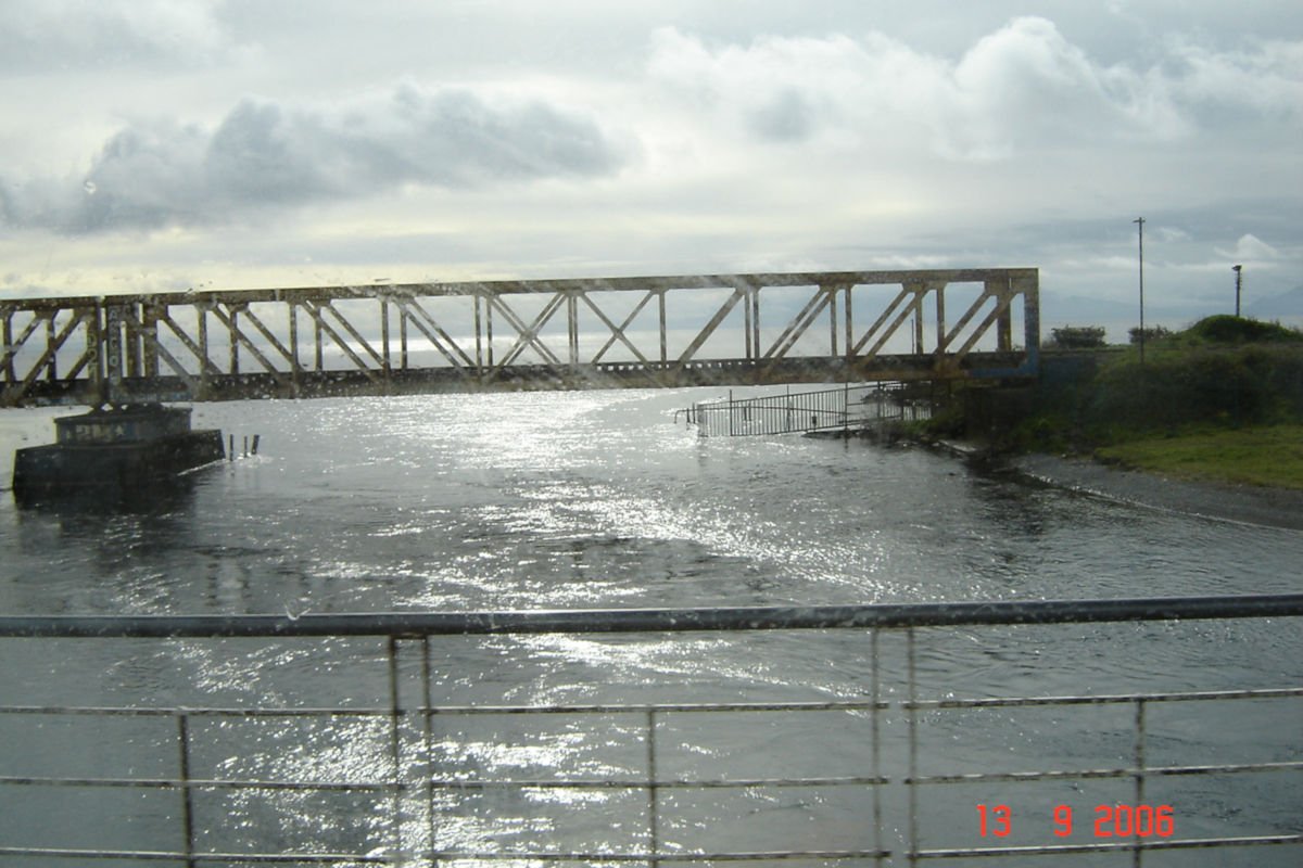 Vista da ponte ferroviária Puente Maullin em Llanquihue.