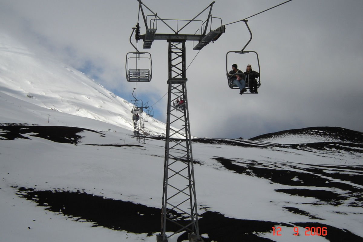 Subindo de teleférico para a segunda base do Vulcão Osorno.