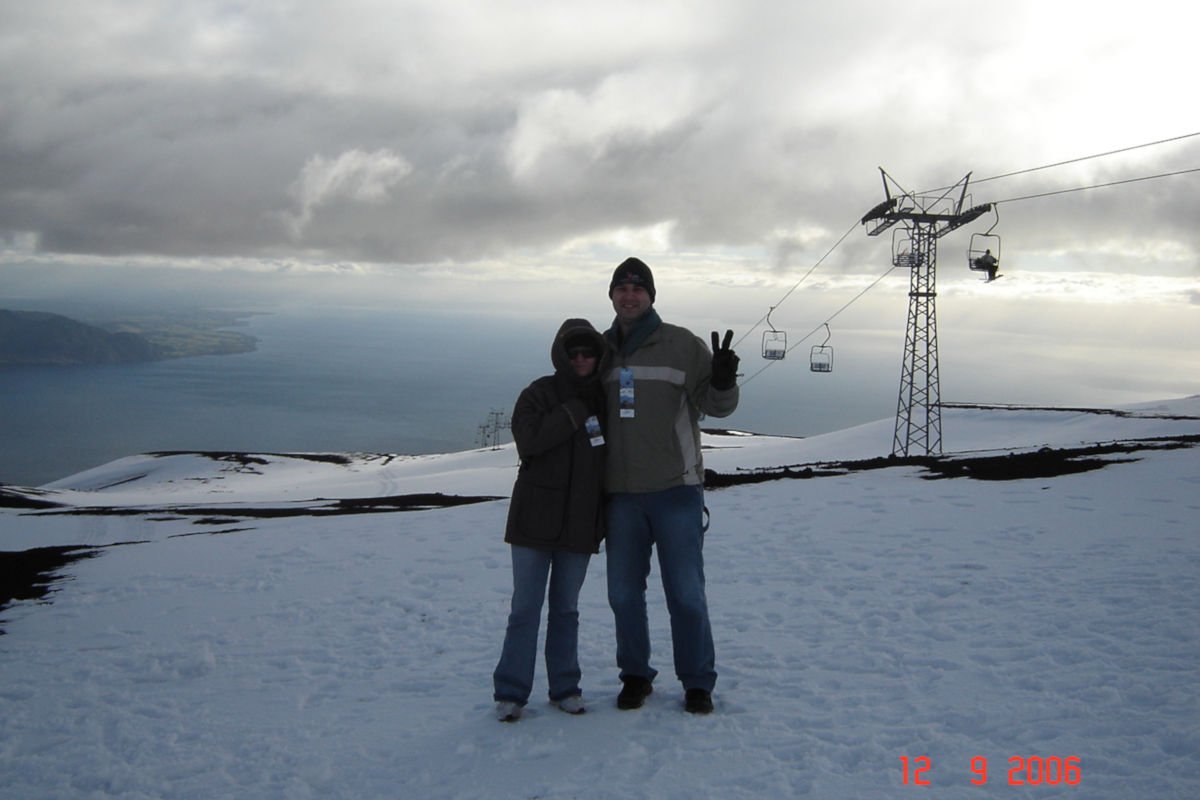 A 1.450 metros de altitude, na segunda base do Vulcão Osorno, com o Lago Llanquihue ao fundo.