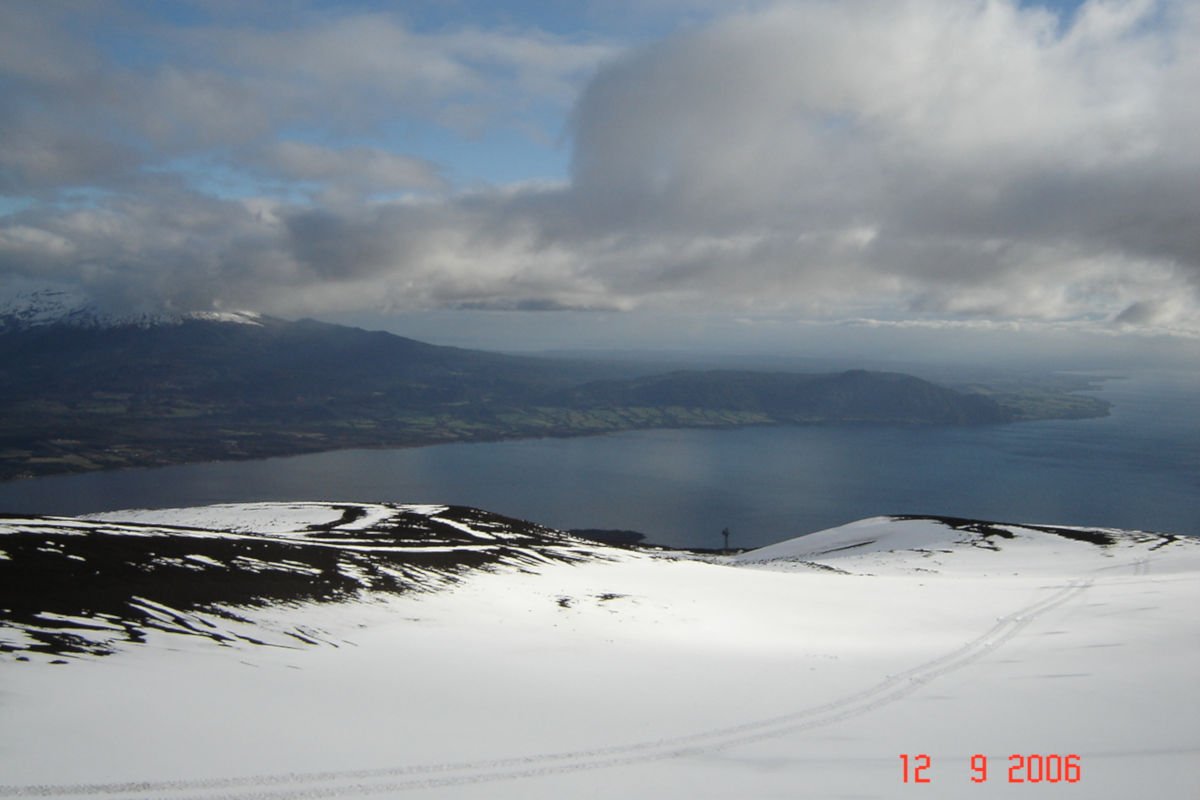 Vista do Lago Llanquihue e Vulcão Calbuco encoberto.