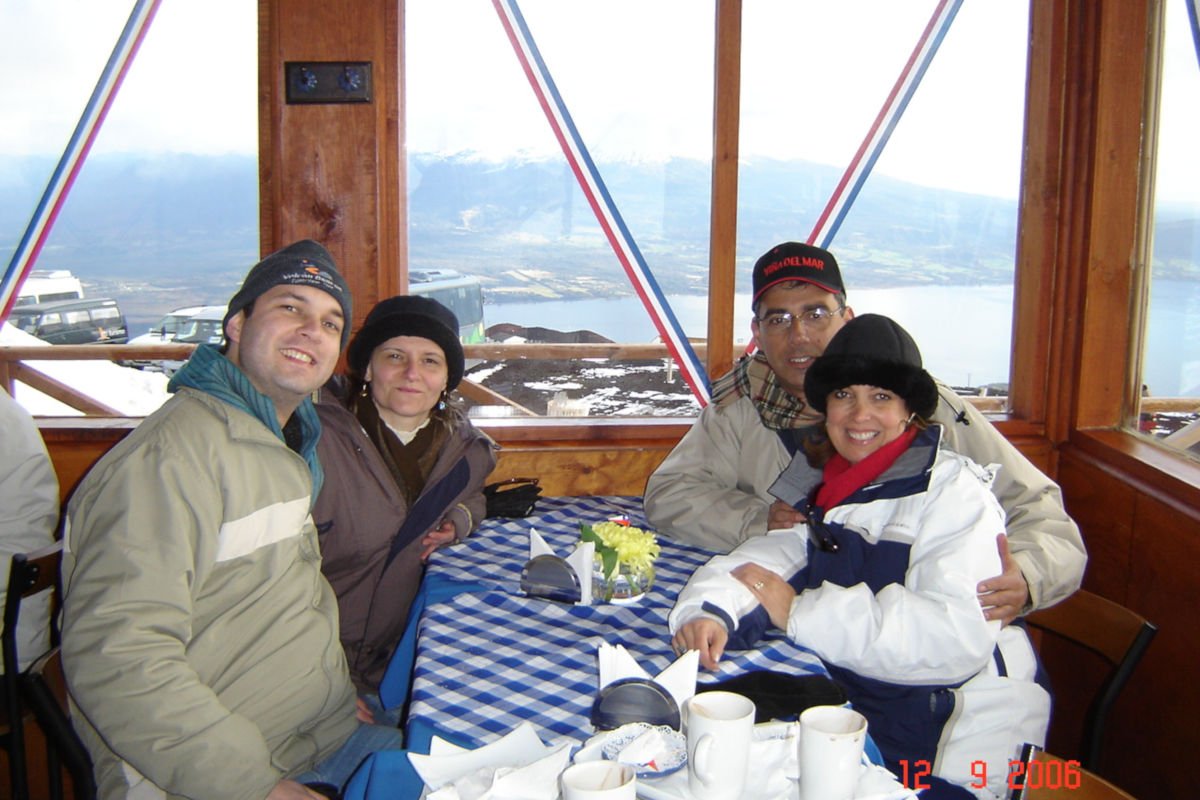 No restaurante da base do Vulcão Osorno, com outro casal de gaúchos, aguardando um chocolate quente com álcool.
