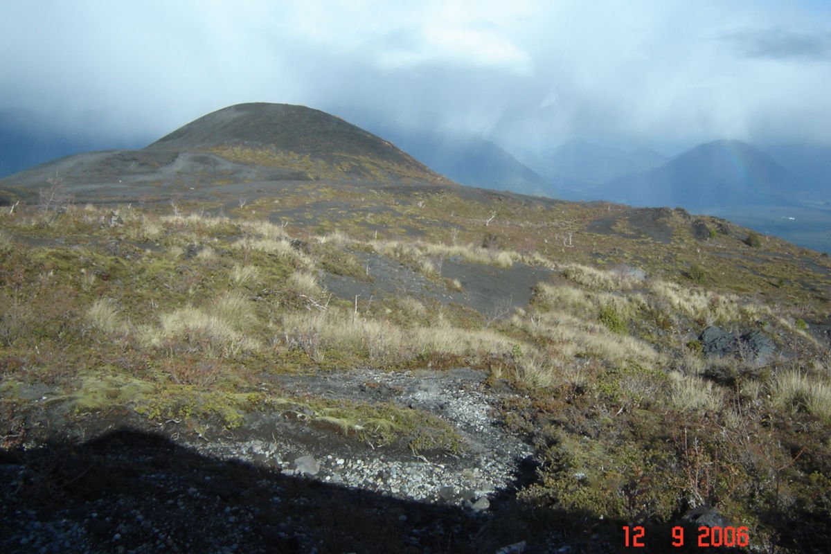 Encosta do vulcão formada por lava. Como uma terra muito escura.