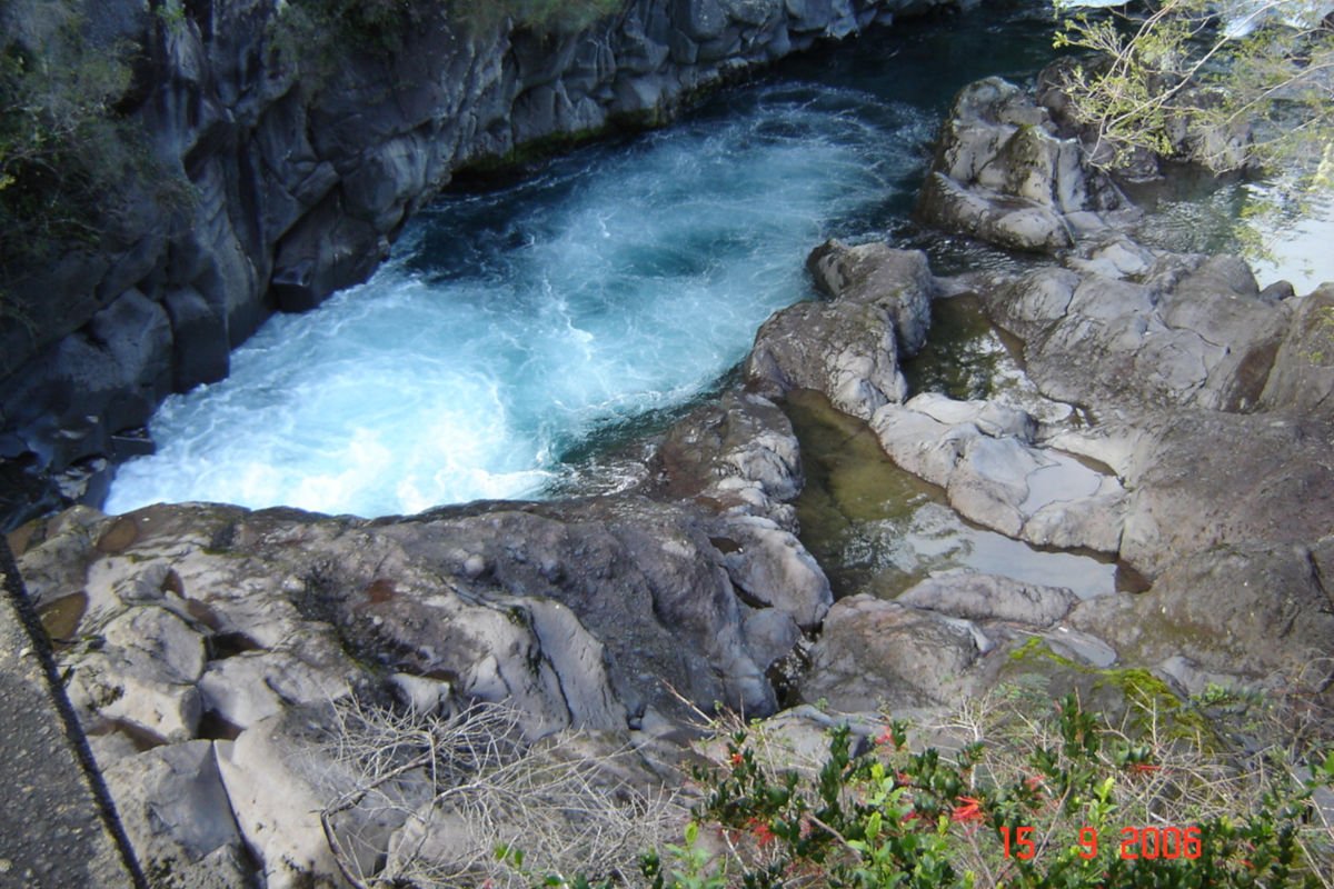 Águas de degelo do Rio Petrohué. Saltos Del Rio Petrohué.