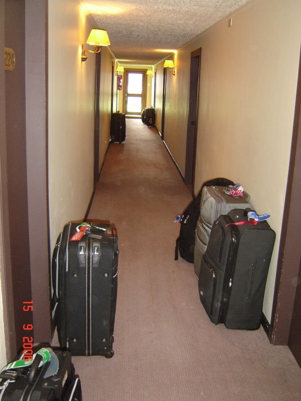 Malas nos corredores do hotel em Peulla, Chile.