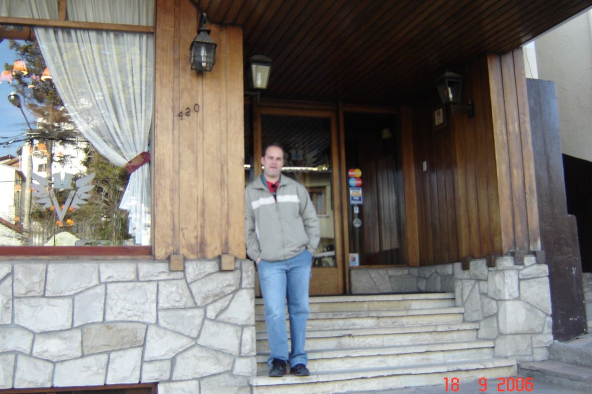 Na entrada do Hotel Carlos V Patagônia, em Bariloche, Argentina.