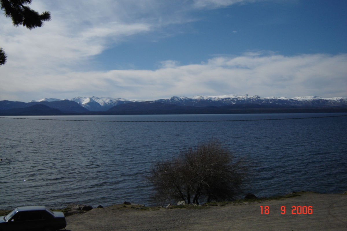 Lago Nahuel Huapi com Cordilheira dos Andes ao fundo.