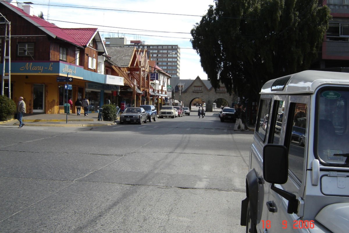 Cruzando a Calle Mitre com vista para o Centro Cívico.