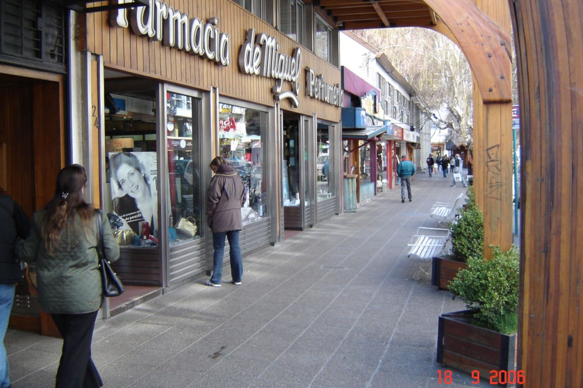 Calle Mitre, principal rua do comércio de Bariloche, Argentina.