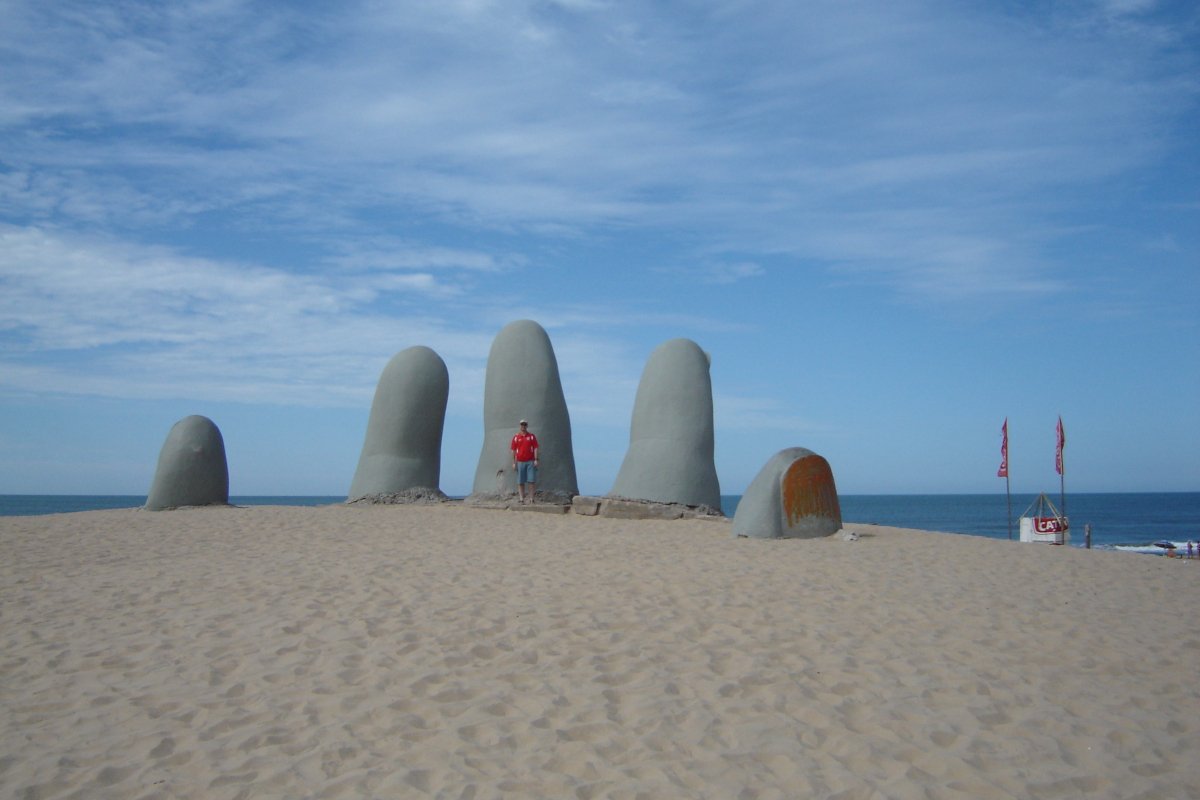 Escultura La Mano em Punta del Este no Uruguai