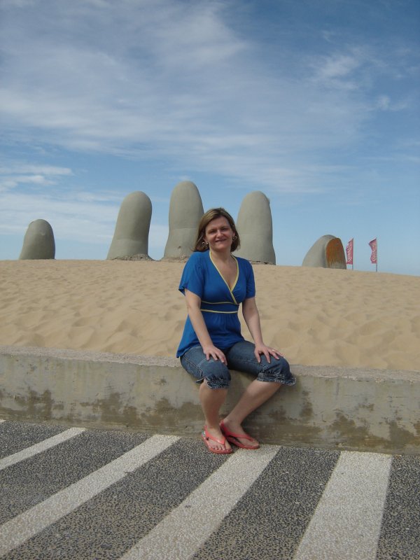Ao fundo a obra La Mano, Playa Brava, em Punta del Este no Uruguai.