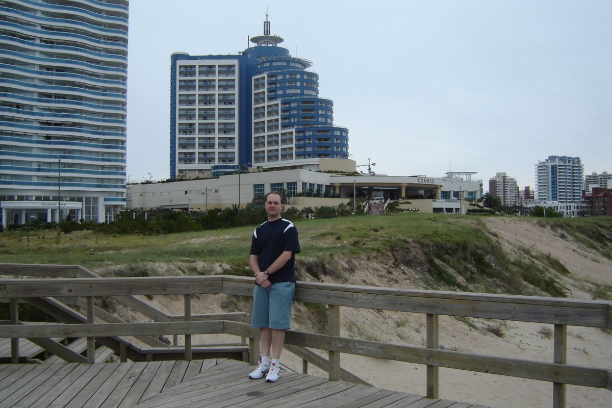 Playa Mansa em Punta del Este no Uruguai com casino ao fundo.