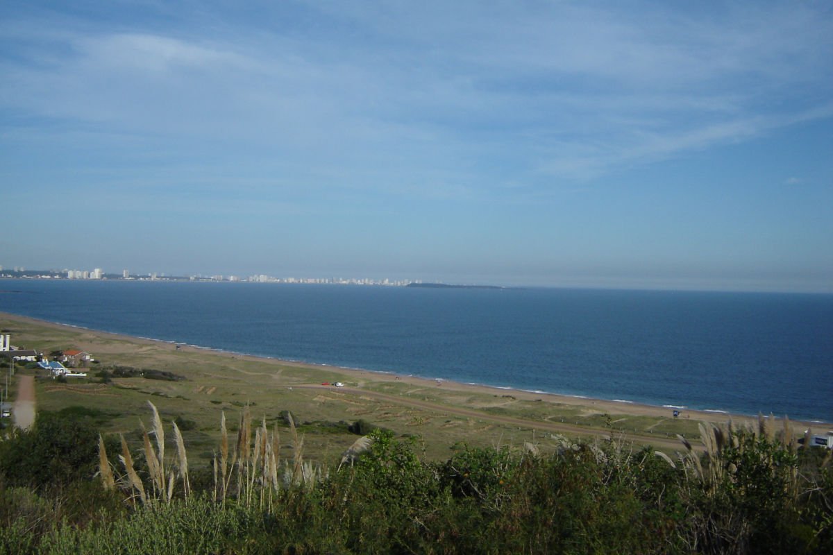 Península de Punta Ballena no Uruguai com Punta del Este ao fundo.