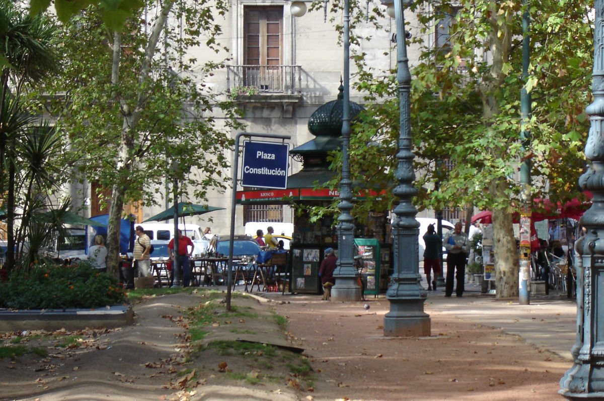 Plaza de la Constitución com Cabildo ao fundo, city tour Montevidéu.