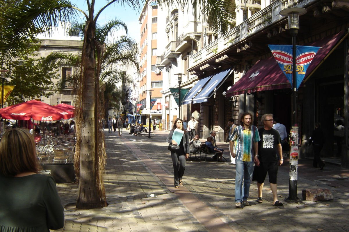 Peatonal Sarandí no trecho da Plaza de la Constitución no city tour Montevidéu.