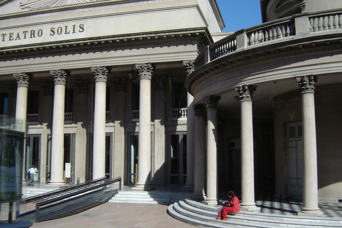 Teatro Solis, inaugurado em agosto de 1856, durante City Tour Montevidéu.