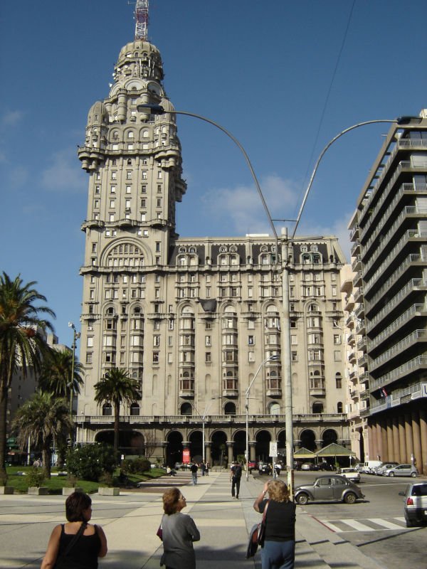 Palacio Salvo com sua torre de 95 metros de altura no City Tour Montevidéu.