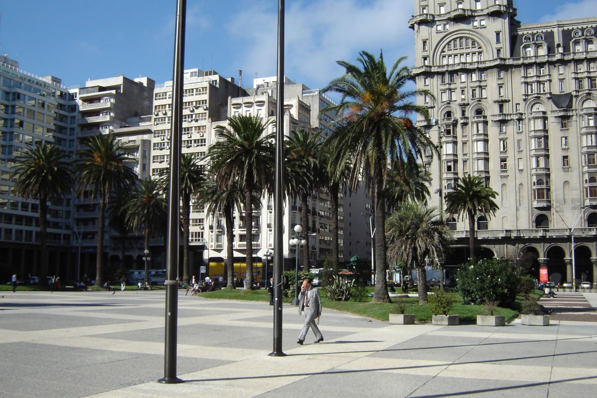 Caminhando pela Plaza Independencia durante city tour por Montevidéu.