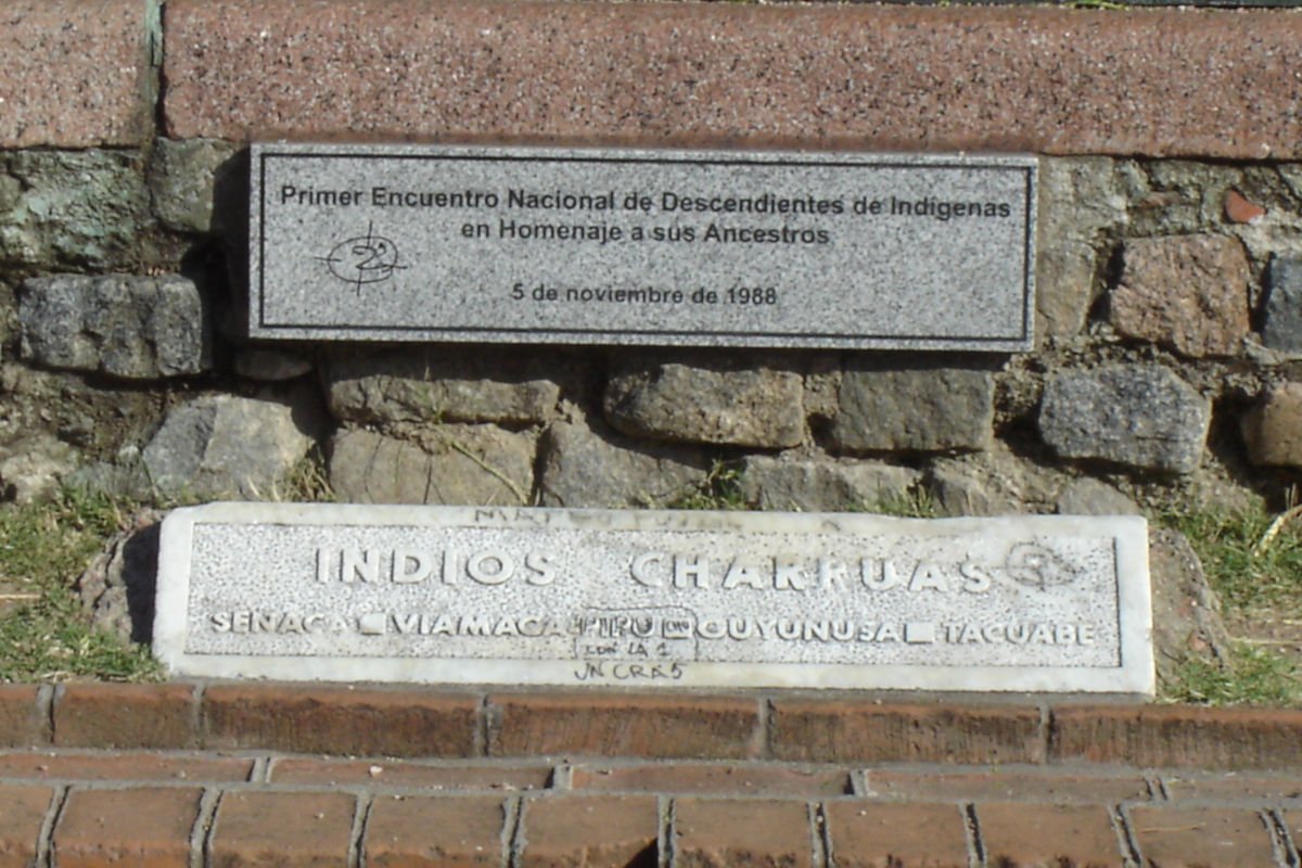 O monumento relembra parte da história sobre os últimos habitantes nativos do Uruguai.