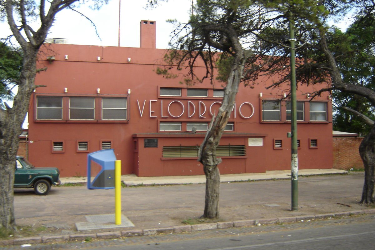 Passando pelo Velódromo Municipal de Montevideo que fica no complexo do Parque Batlle.