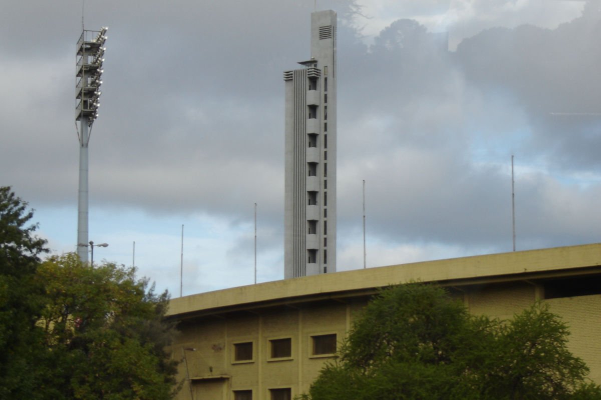 O símbolo do Estadio é a Torre das Homenagens com 98 metros.