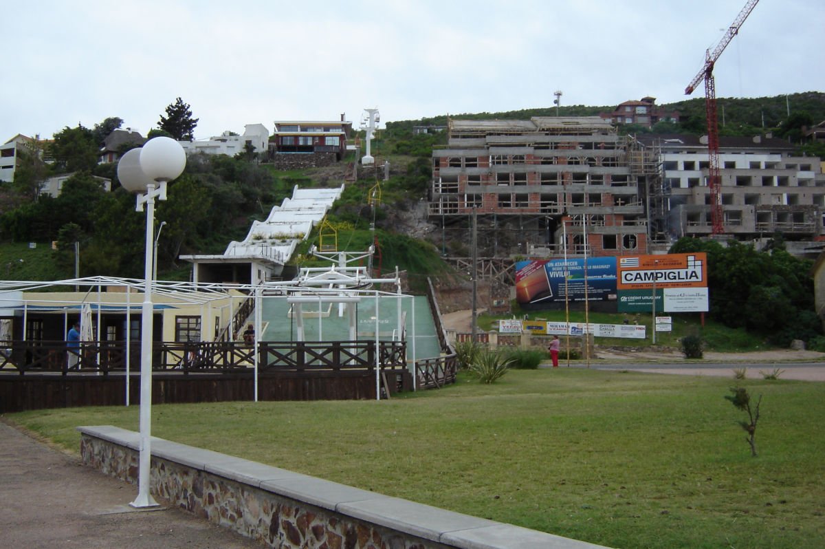 Do Porto de Piriápolis com vista para o Cerro San Antonio e o teleférico.