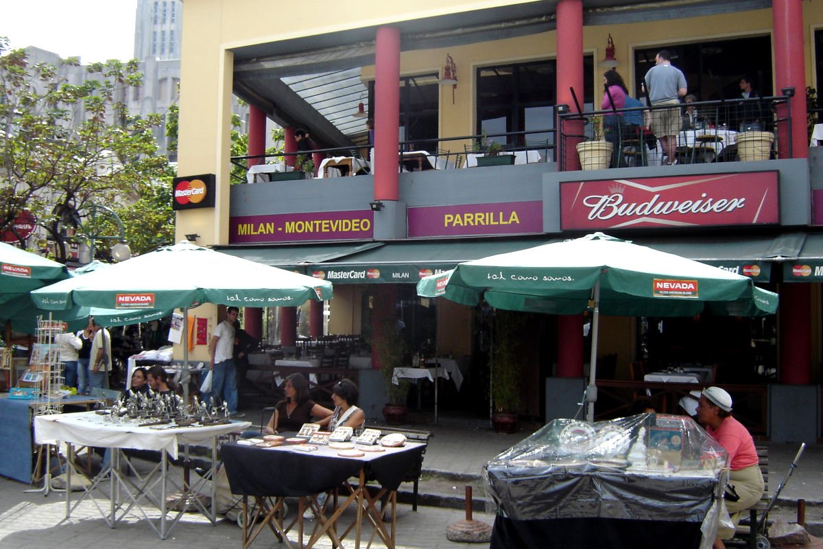 Feirinhas ocupam o entorno do Mercado del Puerto Montevidéu.