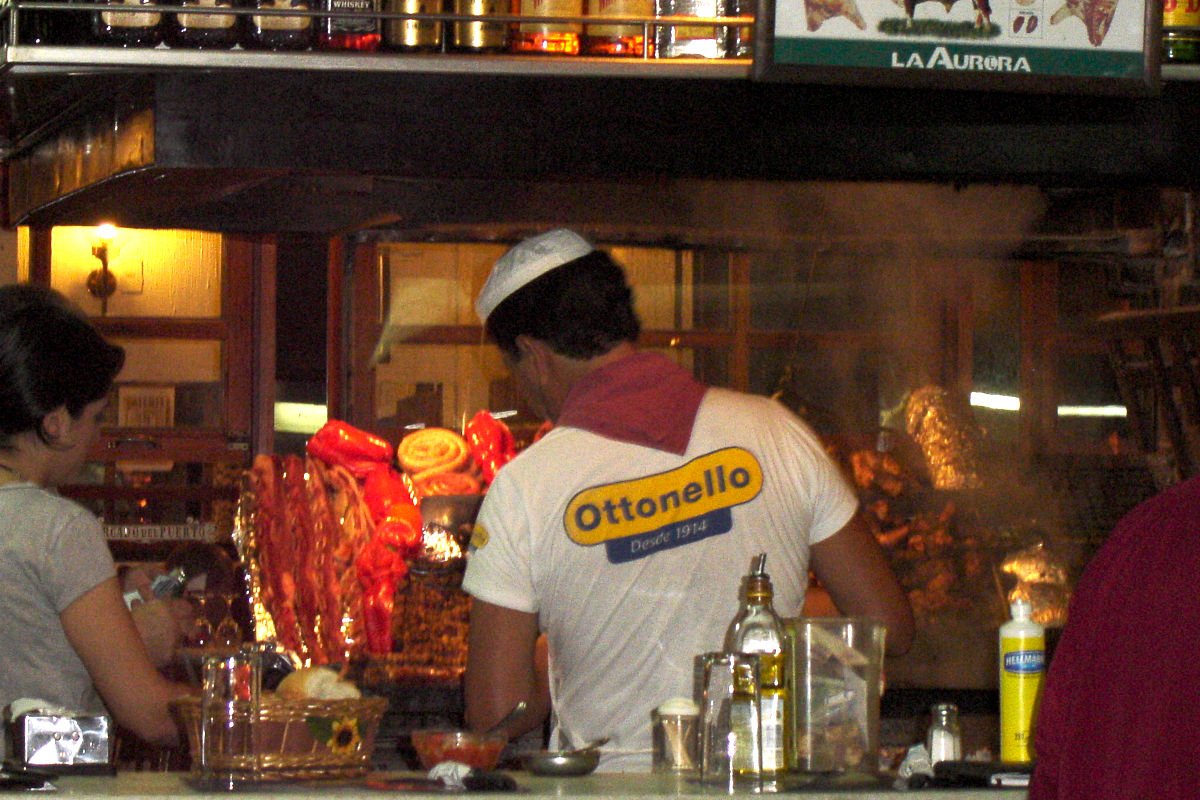 Restaurante Ottonello no Mercado del Puerto Montevidéu.