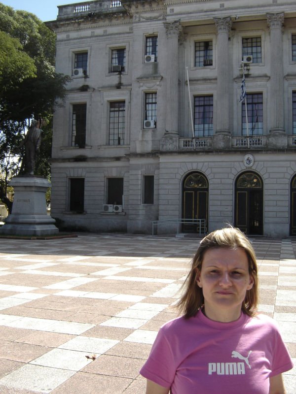 Foto em frente a Intendencia Departamental de Colonia.