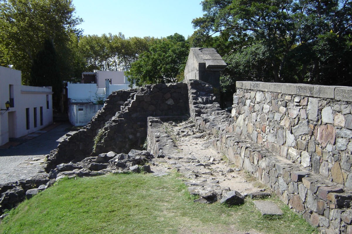 Puerta de la Ciudadela com parte da muralha.