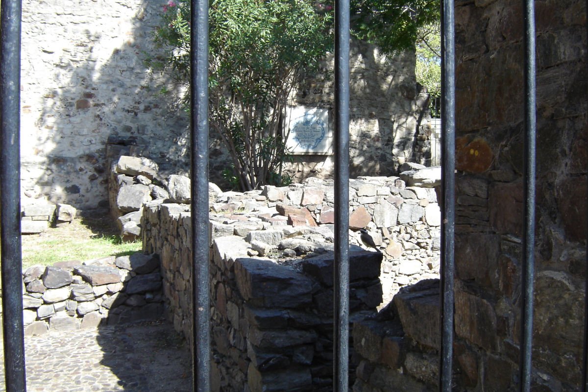 Detalhes das paredes, que eram feitas de pedras extraídas das pedreiras da região.