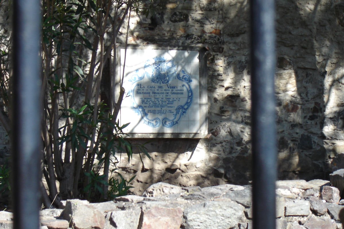 Placa com azulejos de estilo português em homenagem à nomeação como vice-rei de Baltasar Hidalgo de Cisneros.