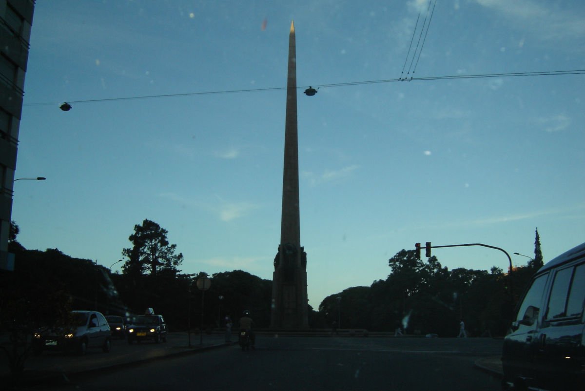 Passamos pelo Obelisco aos Constituintes de 1830.