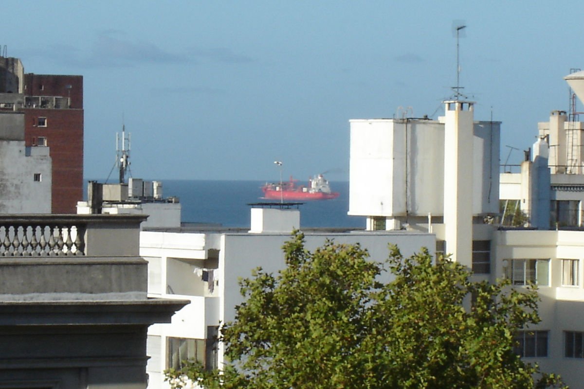 Rio da Prata com navio da janela do quarto do hotel no centro de Montevidéu.