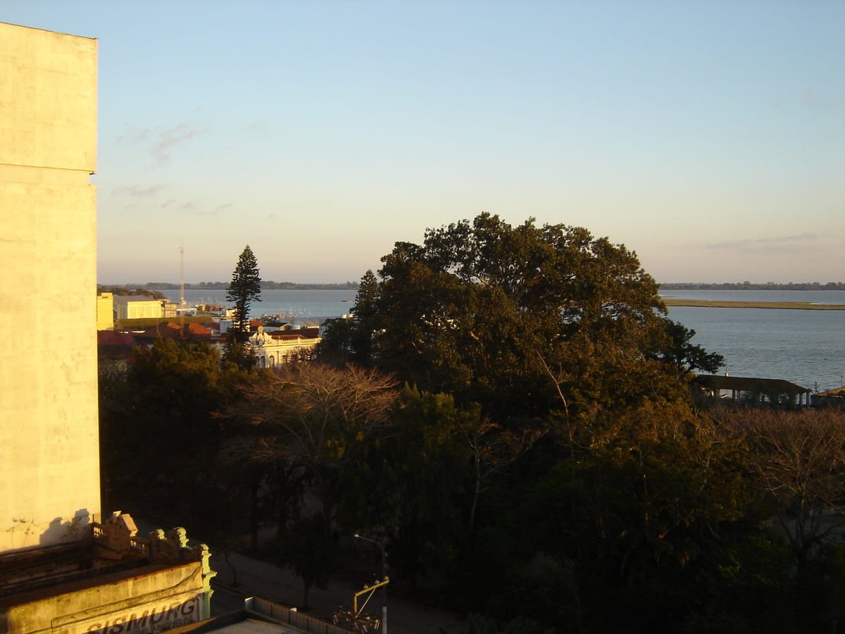 Belo visual da Lagoa dos Patos no amanhecer de 22 de agosto de 2008.