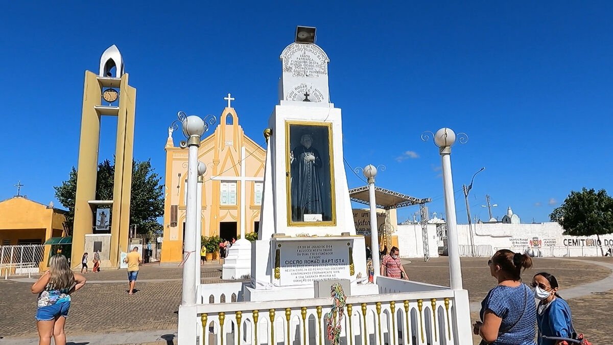 Monumento ao Padre Cícero em frente à Capela do Socorro.