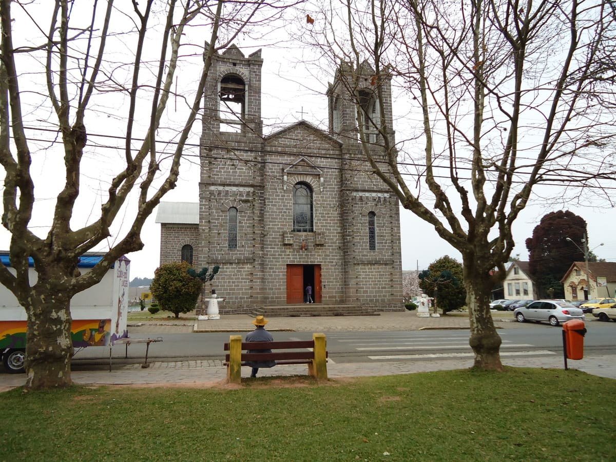 Junto a praça a Igreja Matriz de São Joaquim na Serra Catarinense.