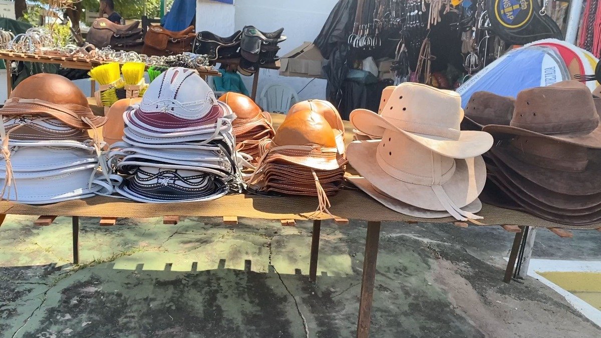 Muitos tipos de chapéus.