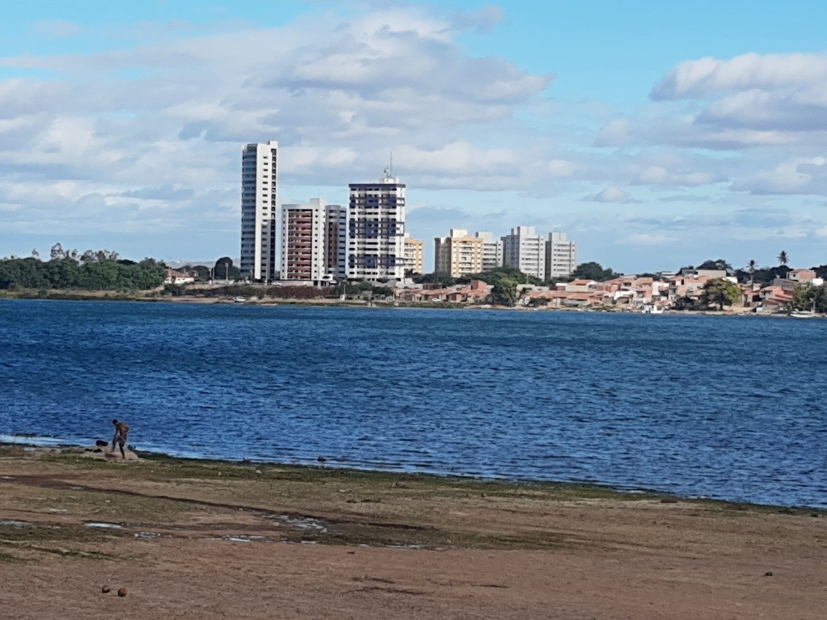 Rio São Francisco da margem de Petrolina.