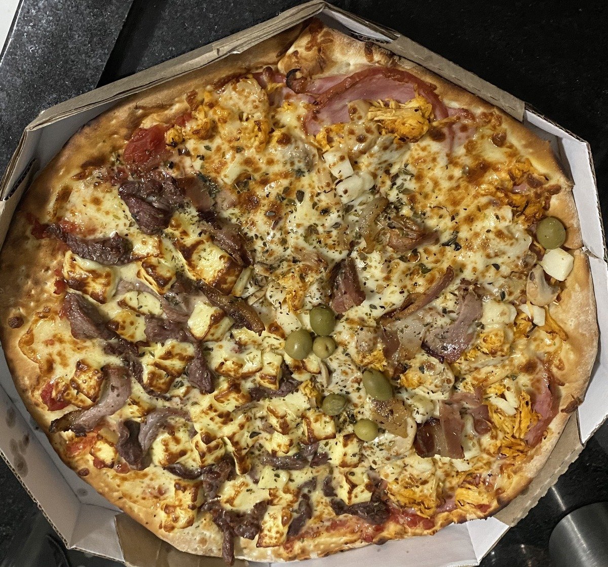 Pizza metade sabor bode.