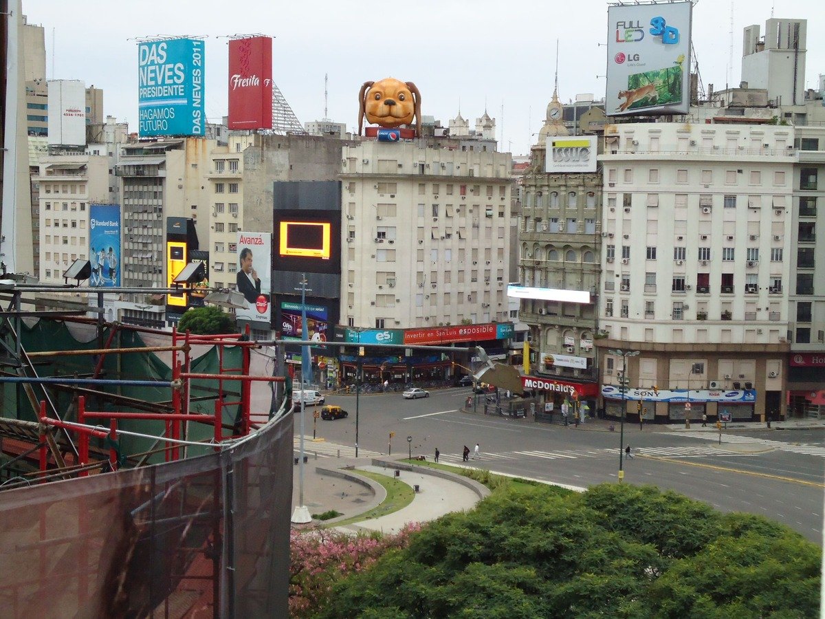 Vista da janela do quarto no Hotel Bristol, com Av. 9 de Julio e Corrientes, próximo ao Obelisco, em Buenos Aires.
