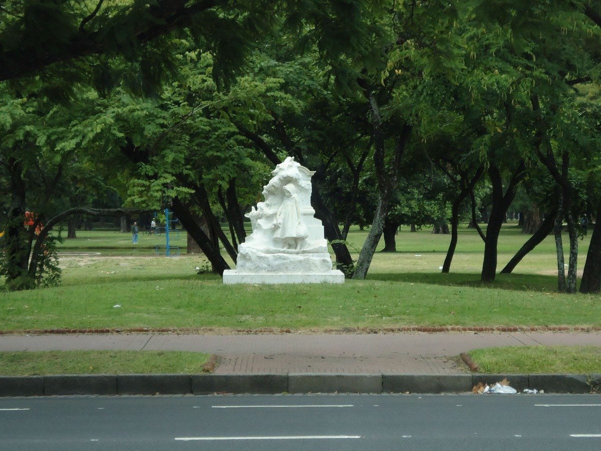 Monumento a Caperucita Roja (Monumento à Chapeuzinho Vermelho), em Buenos Aires.