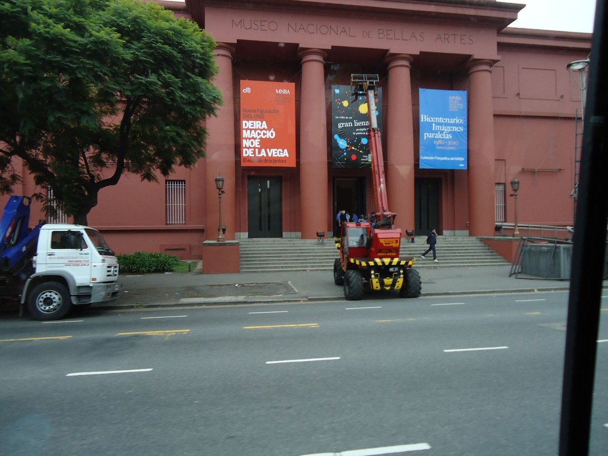 Passando pelo MNBA - Museo Nacional de Bellas Artes.
