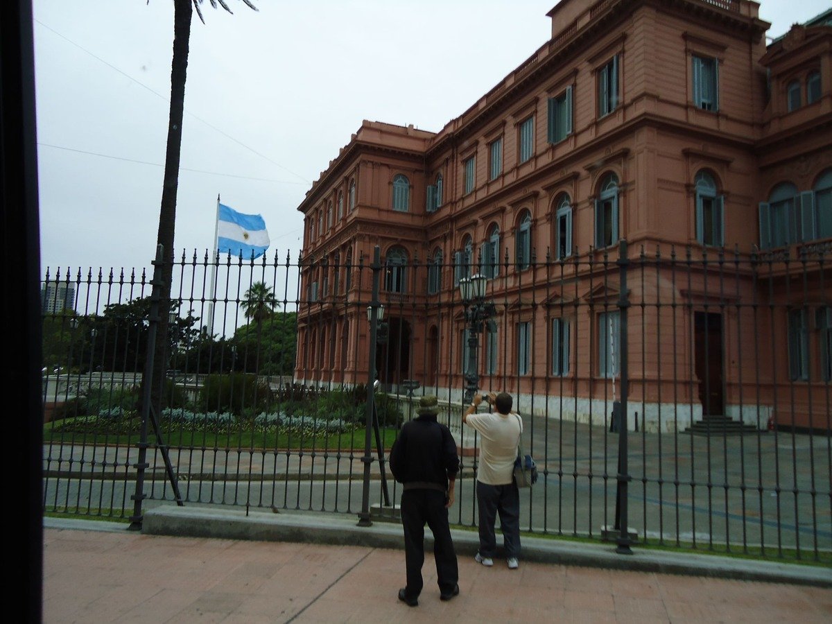 Assim chamada pela cor da fachada rosada. Abriga também o Museu da Casa do Governo.