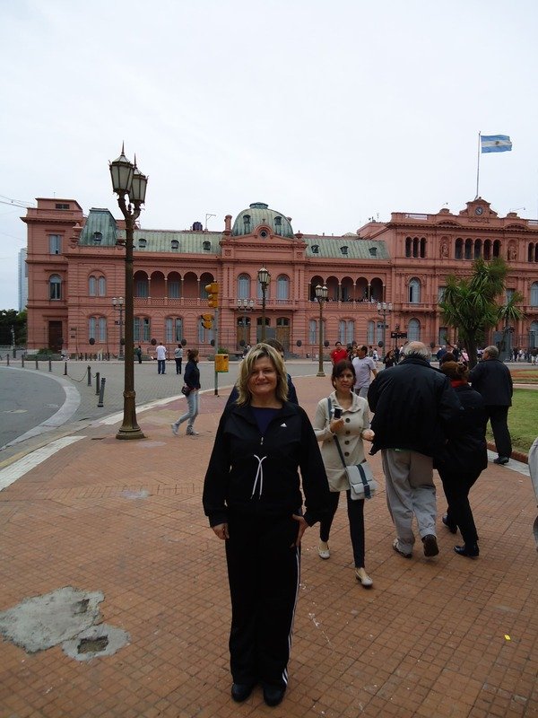 Em frente à Casa Rosada, Buenos Aires.