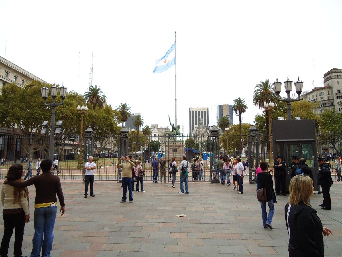 No centro da Plaza de Mayo, em Buenos Aires, o Monumento al General San Martín.