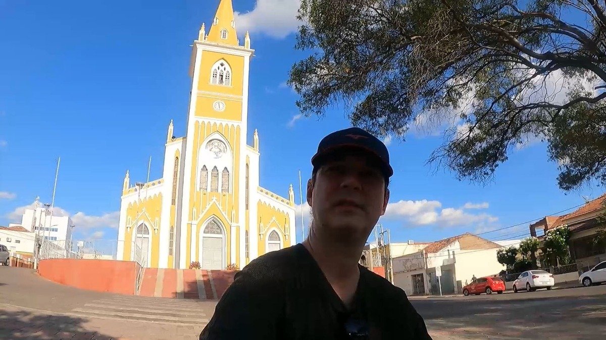 Em frente à Igreja Matriz de Serra Talhada, terra natal de Lampião.